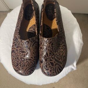 b.o.c. Women's Brown Embossed Loafers